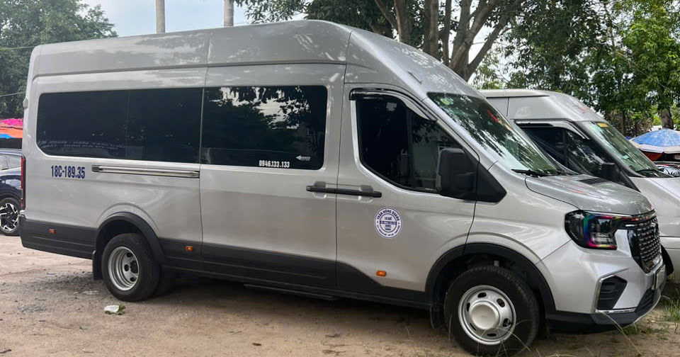 Xe Limousine Vụ Bản – Nội Thất Sang Trọng, Đưa Đón Riêng Theo Yêu Cầu